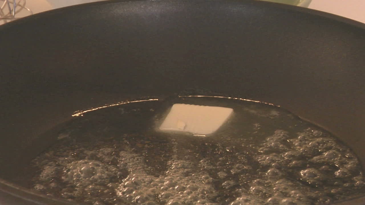 팬에서 녹는 버터 패드로의 느린 줌