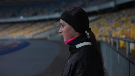 mujer en un evento deportivo