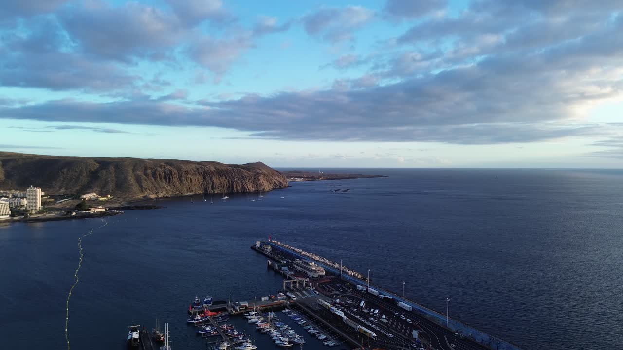 aérea sobre el puerto de los cristianos, mar tranquilo, reflejo del sol al atardecer, islas canarias tenerife