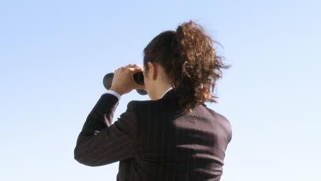mujer de negocios con binoculares