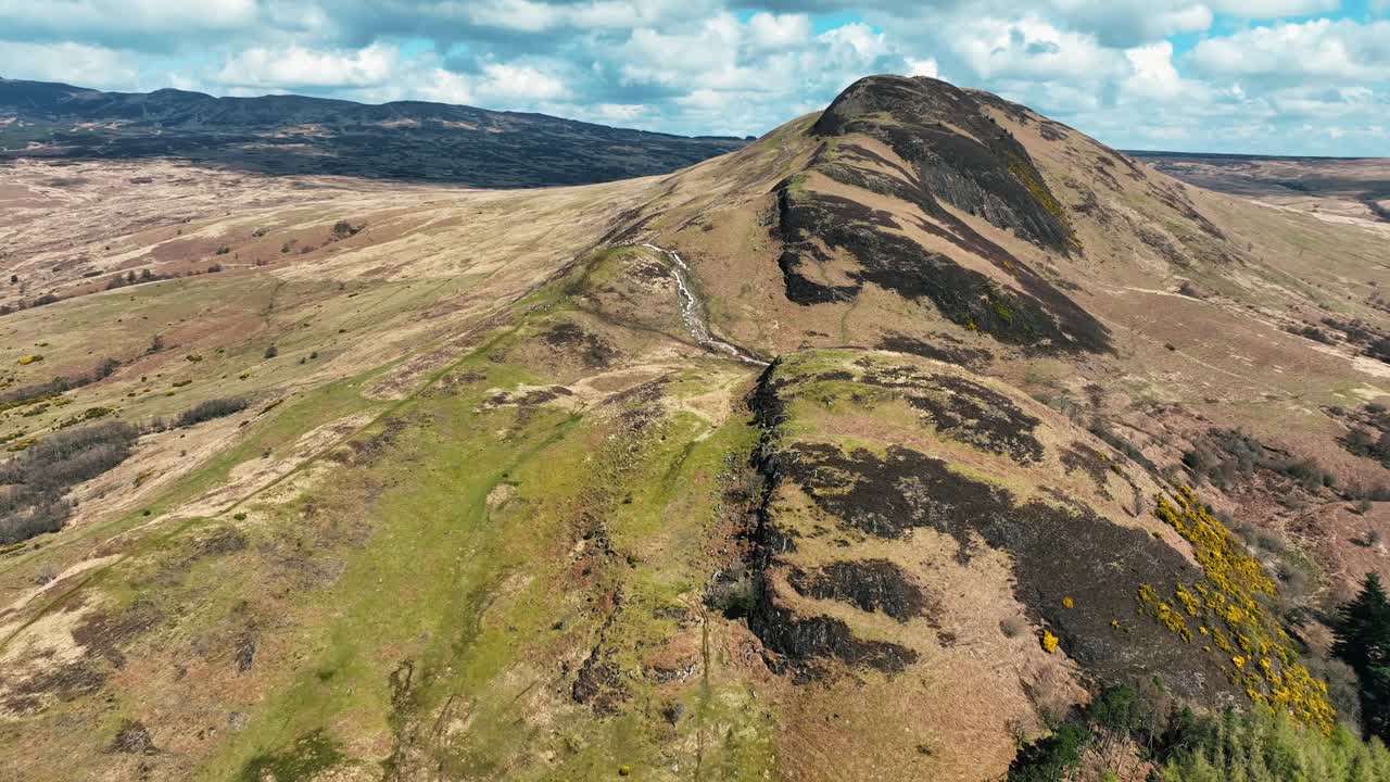 aerial de conic hill cerca del lago lomond en las tierras altas escocesas, escocia