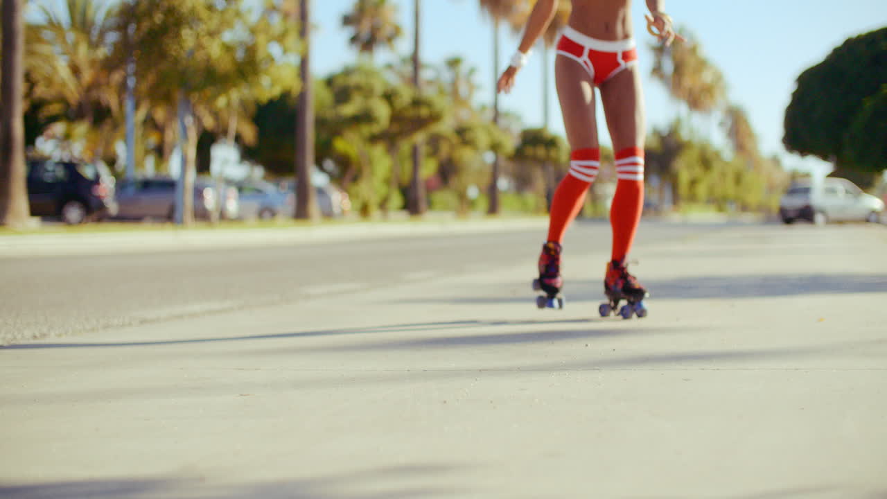 通りに乗っているローラースケートガール