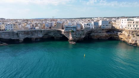 Lenta-Revelación-Aérea-De-La-Escarpada-Costa-De-Polignano-A-Mare,-Puglia,-Italia