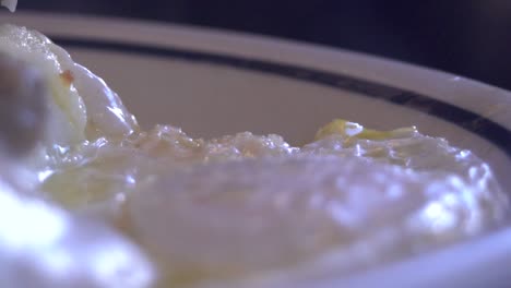 cortar huevos para el desayuno