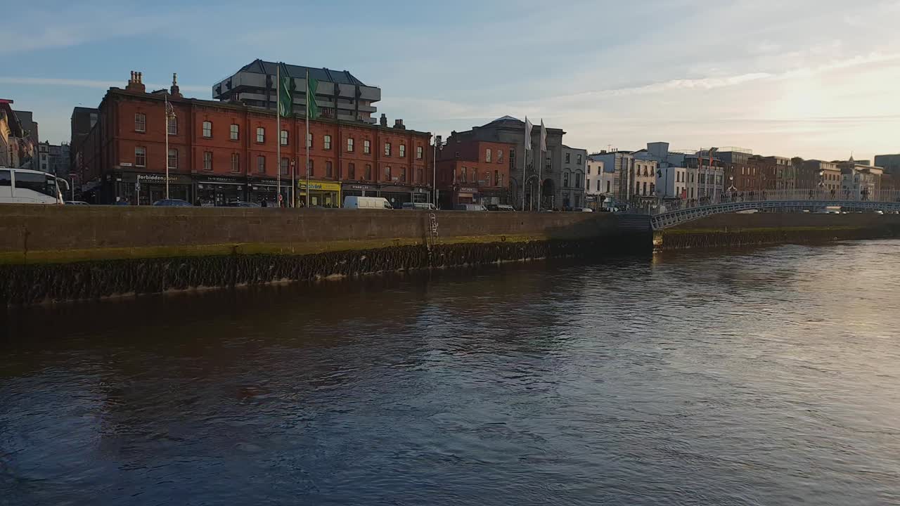 저녁에 더블린의 리피 강