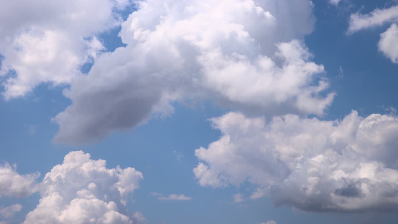 파란 하늘에 있는  구름의 타임스.