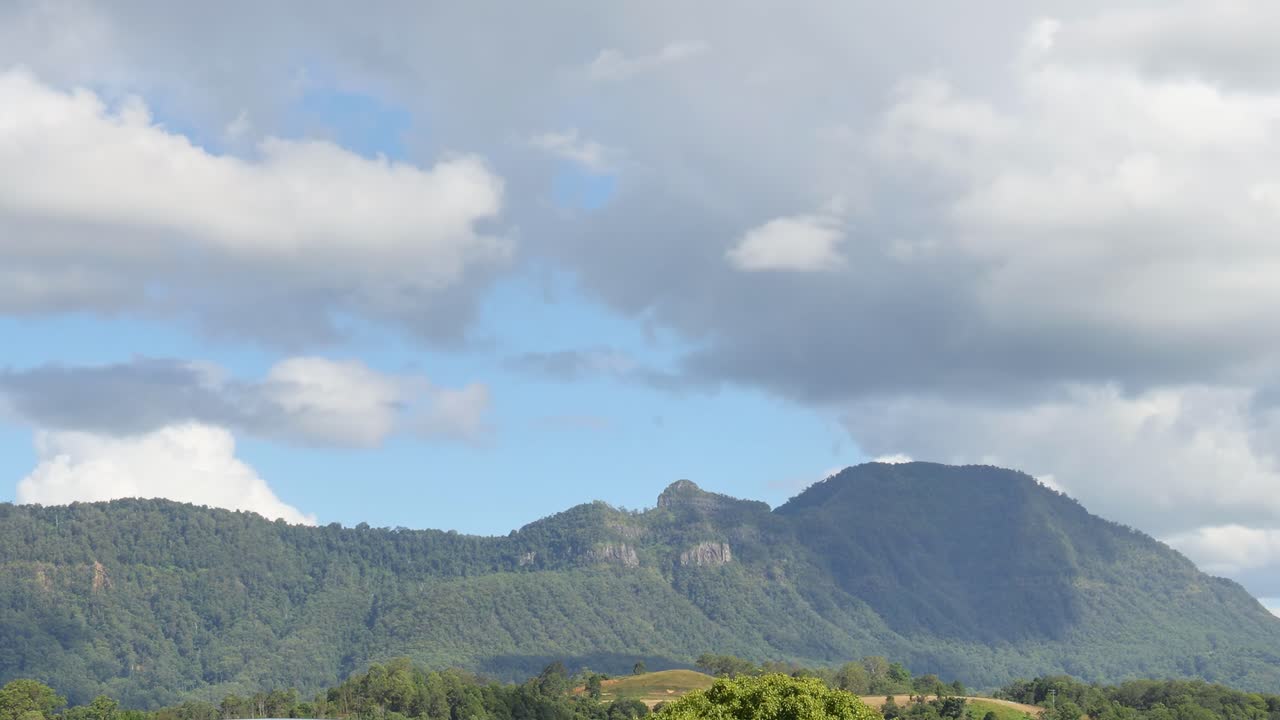 구름 인 하늘 의 산악 풍경