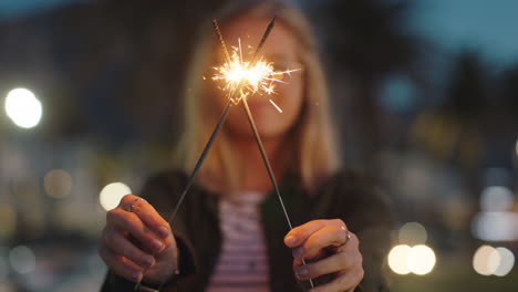 Nahaufnahme-Einer-Frau-Mit-Wunderkerzen,-Die-Silvester-Bei-Sonnenuntergang-Feiert-Und-Die-Feier-Zum-Unabhängigkeitstag-Am-4.-Juli-Genießt