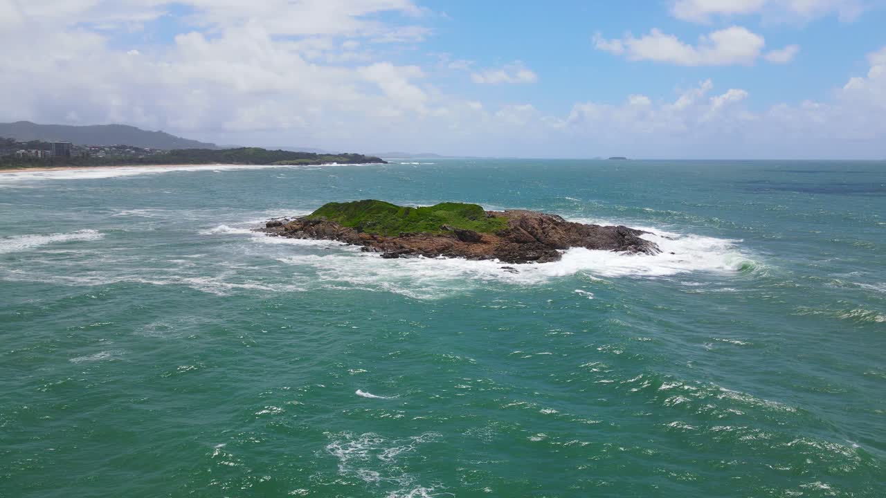 Vista Aerea dell'Isola Little Muttonbird Circondata dal Mare Blu in Estate - Coffs Harbour, NSW, Australia