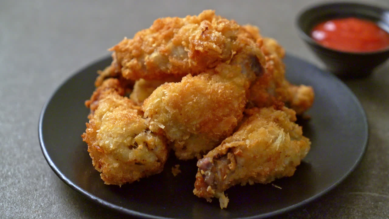 케과 함께 겨운  날개