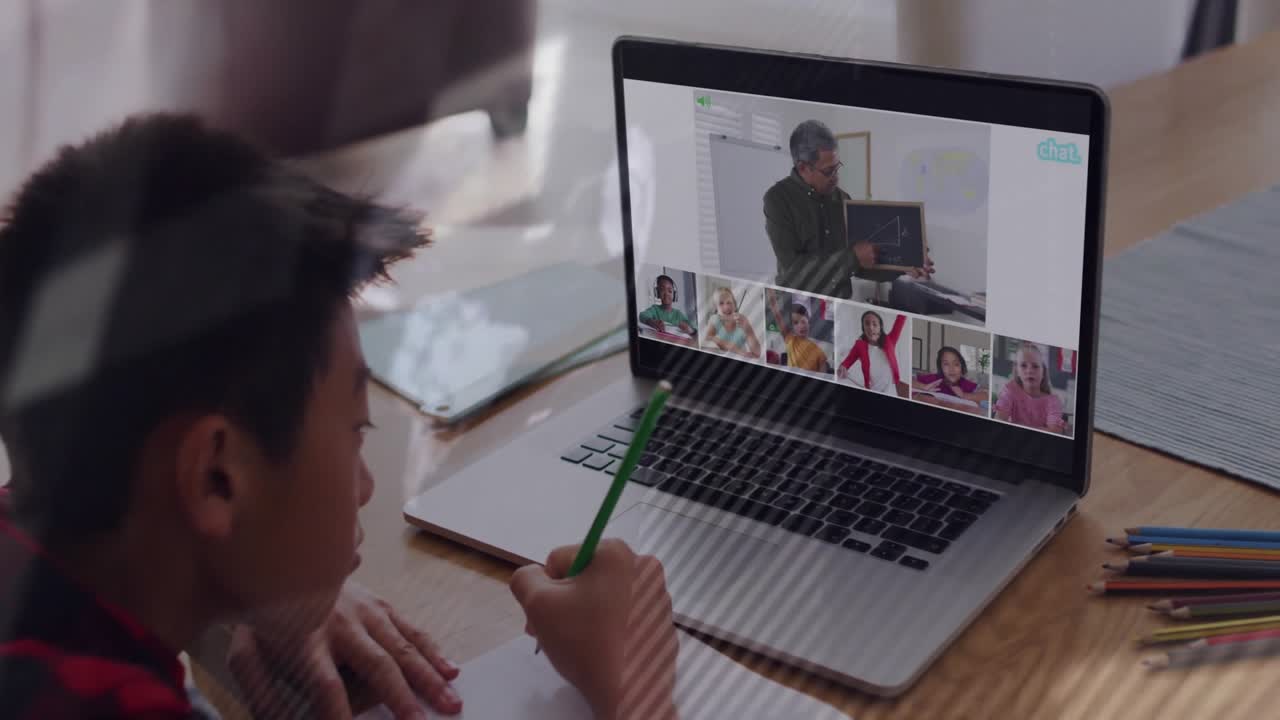 Junge macht sich Notizen am Schreibtisch mit Laptop, nimmt an einer Online-Lektion teil und zeigt ein animiertes Dreiecksdiagramm.
