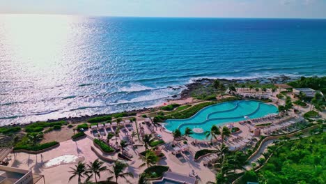 Trs-Yucatan-Resort-En-Tulum-México-Deslizando-Hacia-La-Derecha-Una-Toma-Aérea-De-La-Piscina-Infinita-Y-Frente-Al-Mar-Caribe-Temprano-En-La-Mañana-Justo-Después-Del-Amanecer