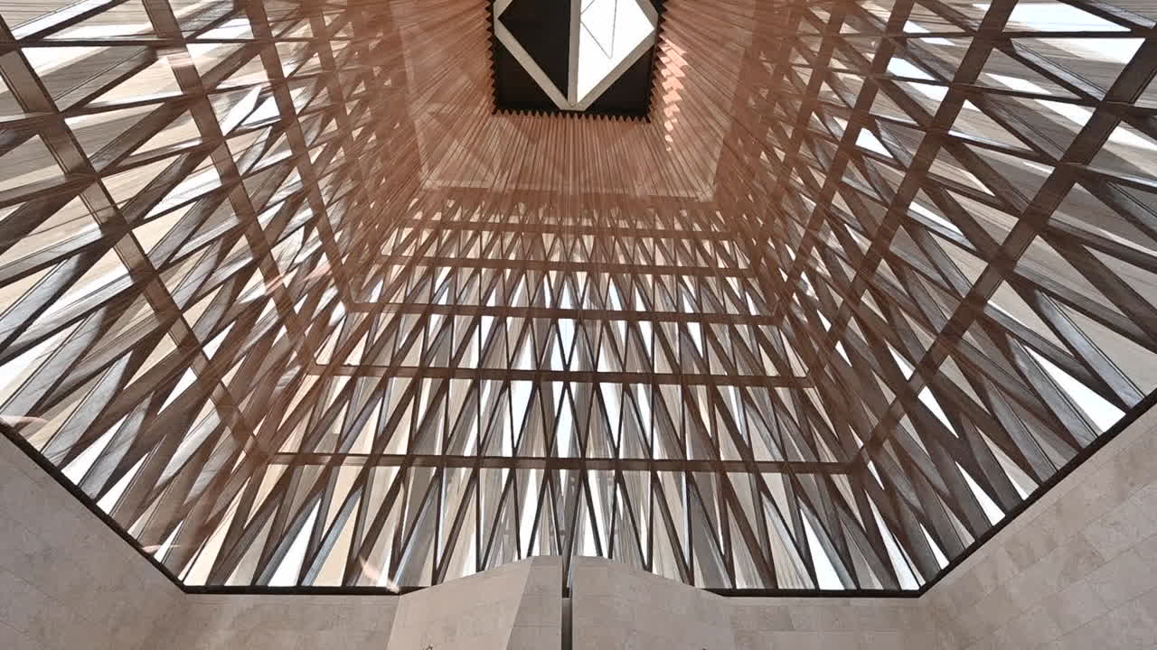 вид изнутри на синагогу дома авраамической семьи в абудхаби