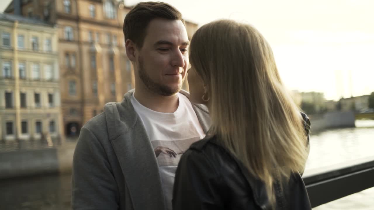 Влюбленная пара у реки