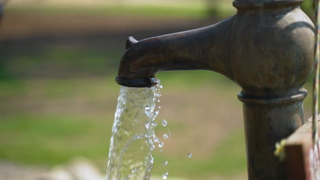 Nahaufnahme-Eines-Alten-Eisernen-Wasserhahns,-Der-Wasser-In-Extremer-Zeitlupe-Gießt