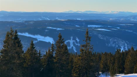 lillehammer fakkelmannen olympic torch man hafjell alpine resort norway norge skiing down icy steep snow groomed trail run arctic winter sunset golden hour øyer mountains clear sky sjusjoen pan left
