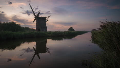 Reflexionen-Von-Brograve-Mill,-Horesy-Mere,-Norfolk-Broads