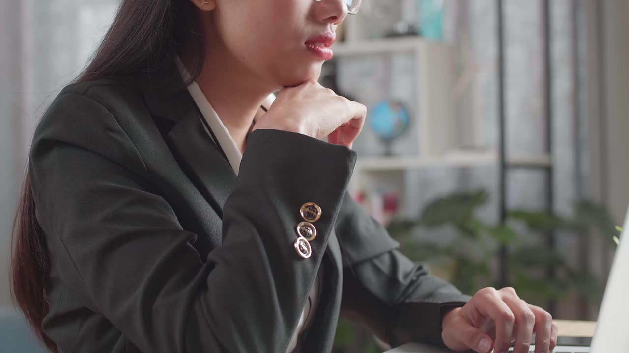 노트북에서 일하는 여성, 사려 깊은 모습