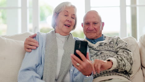 Pareja-De-Ancianos,-Videollamada-Y-Hablando-En-El-Sofá