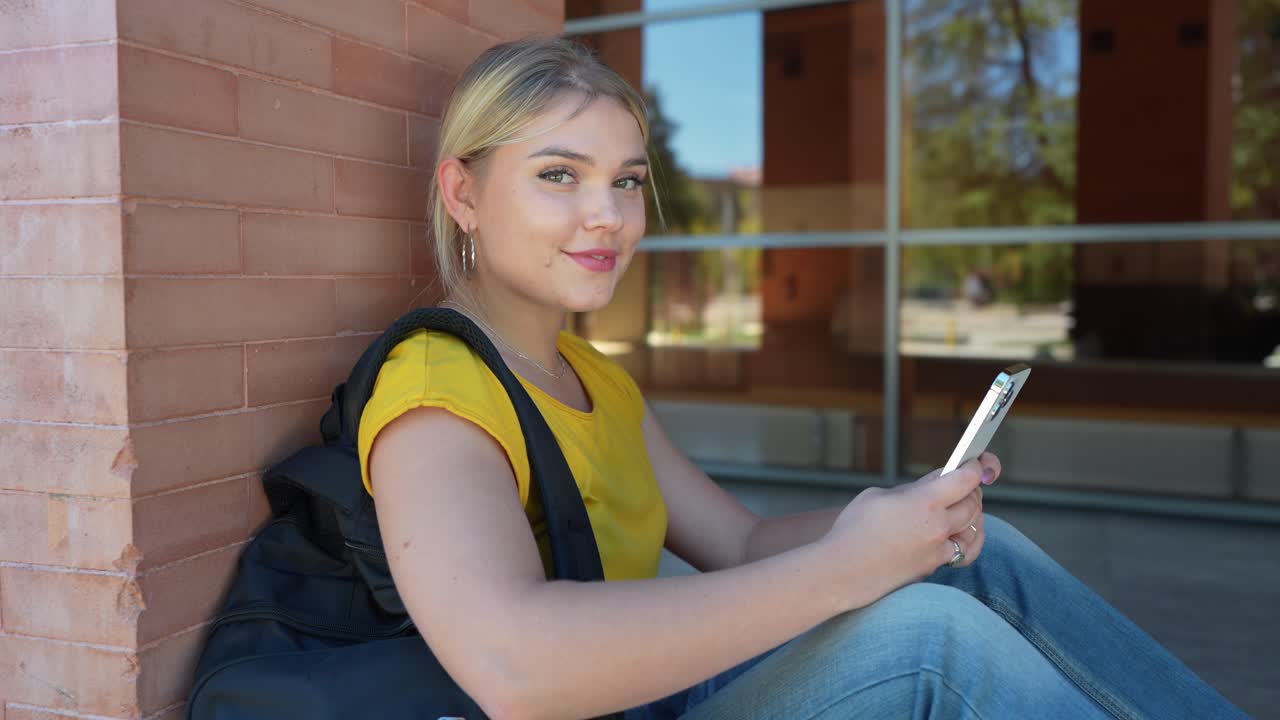 Uma jovem sentada com o smartphone