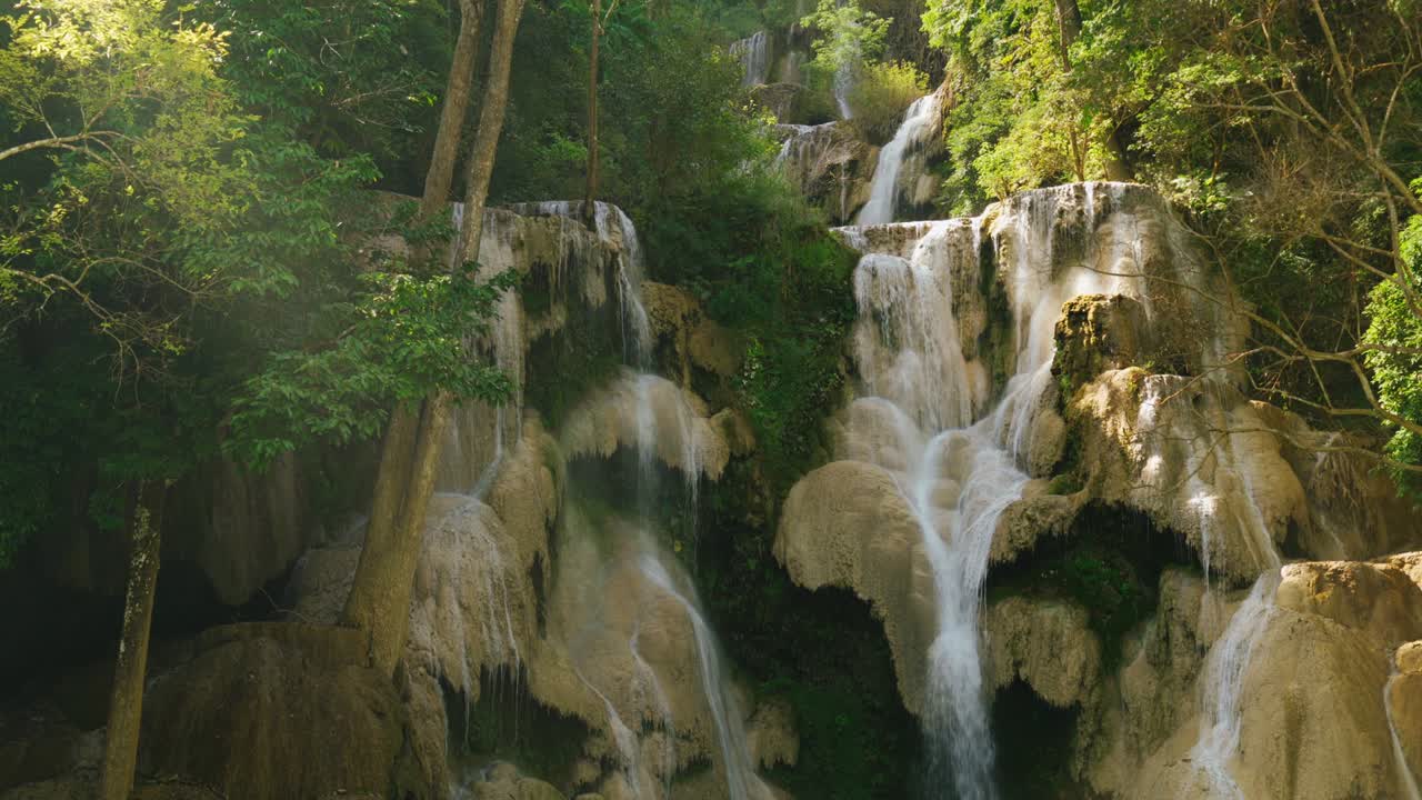 водопад куанг си недалеко от луанг-прабанга в лаосе