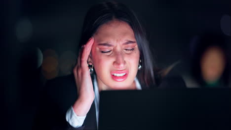mujer de negocios, dolor de cabeza y estrés en la computadora portátil