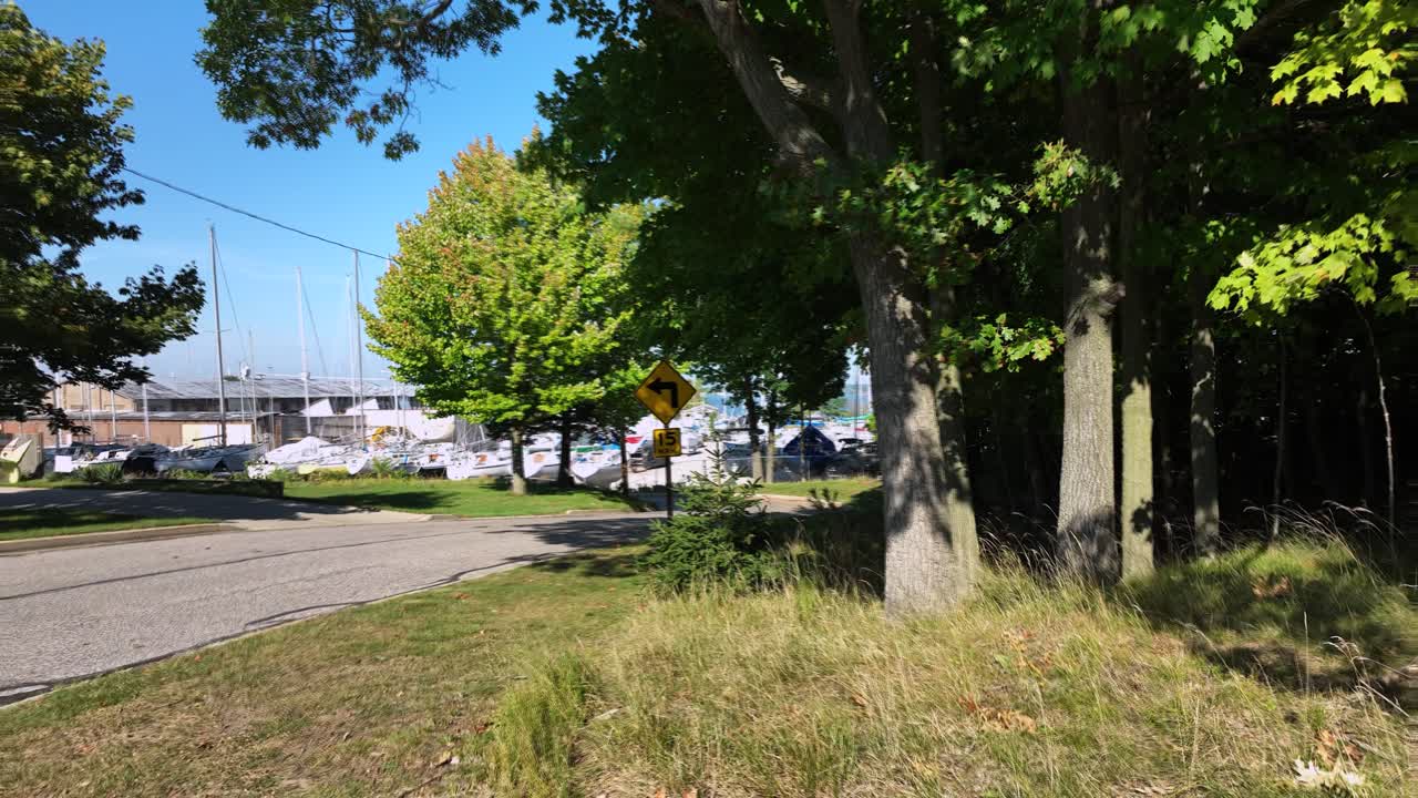 dolly inversa, sacando a la calle desde el camino boscoso