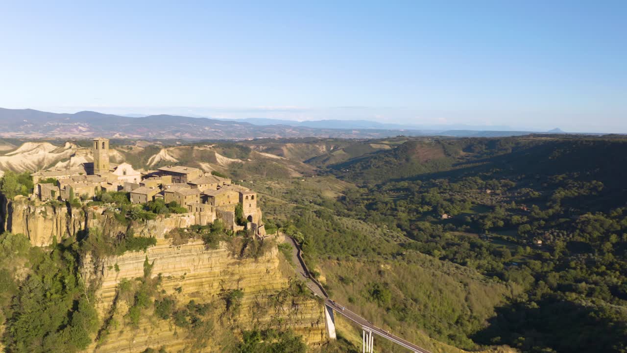 sorprendente toma aérea de un dron revela el pueblo de civita di bagnoregio en la cima de una colina en lazio, italia