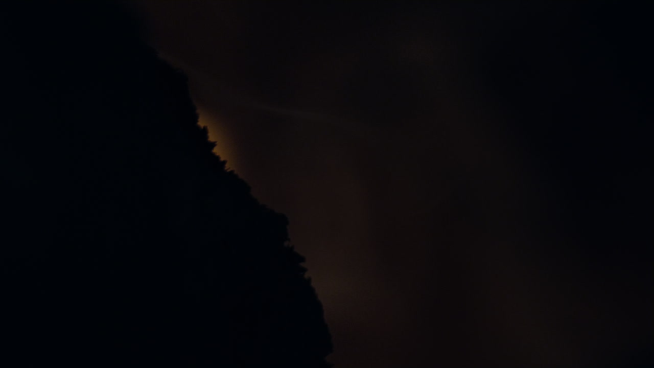 toma a cámara lenta de llamas y brasas en una chimenea