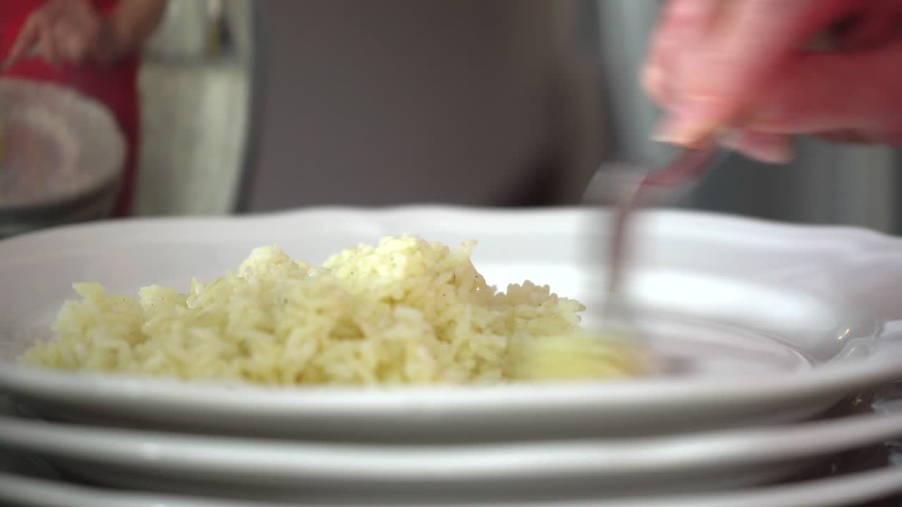 poner arroz asiático auténtico casero en un plato con una cuchara