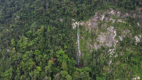 Aproximaciones-Aéreas-A-Una-Cascada-Alta,-Parecida-A-Una-Enredadera,-En-Las-Montañas-Salvajes-De-Honduras