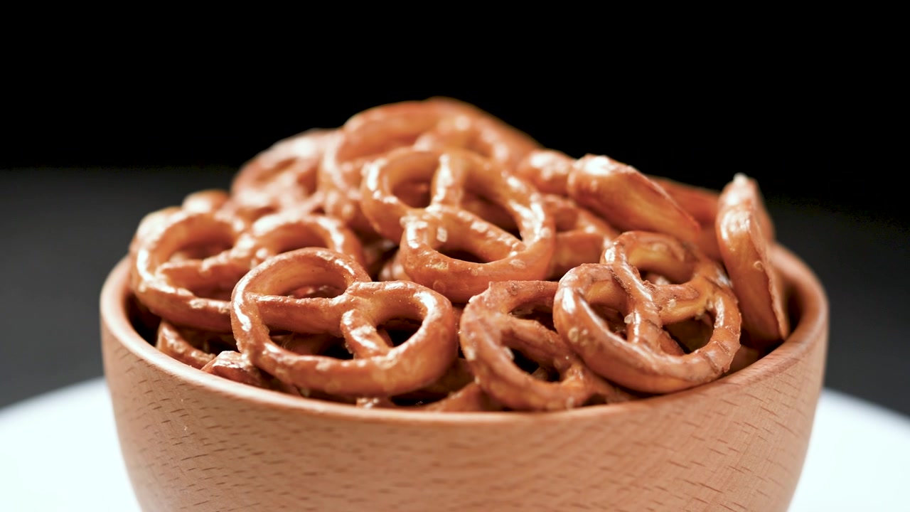Masada dönen pretzel kasesi yakın çekim atıştırmalık yiyecek konsepti