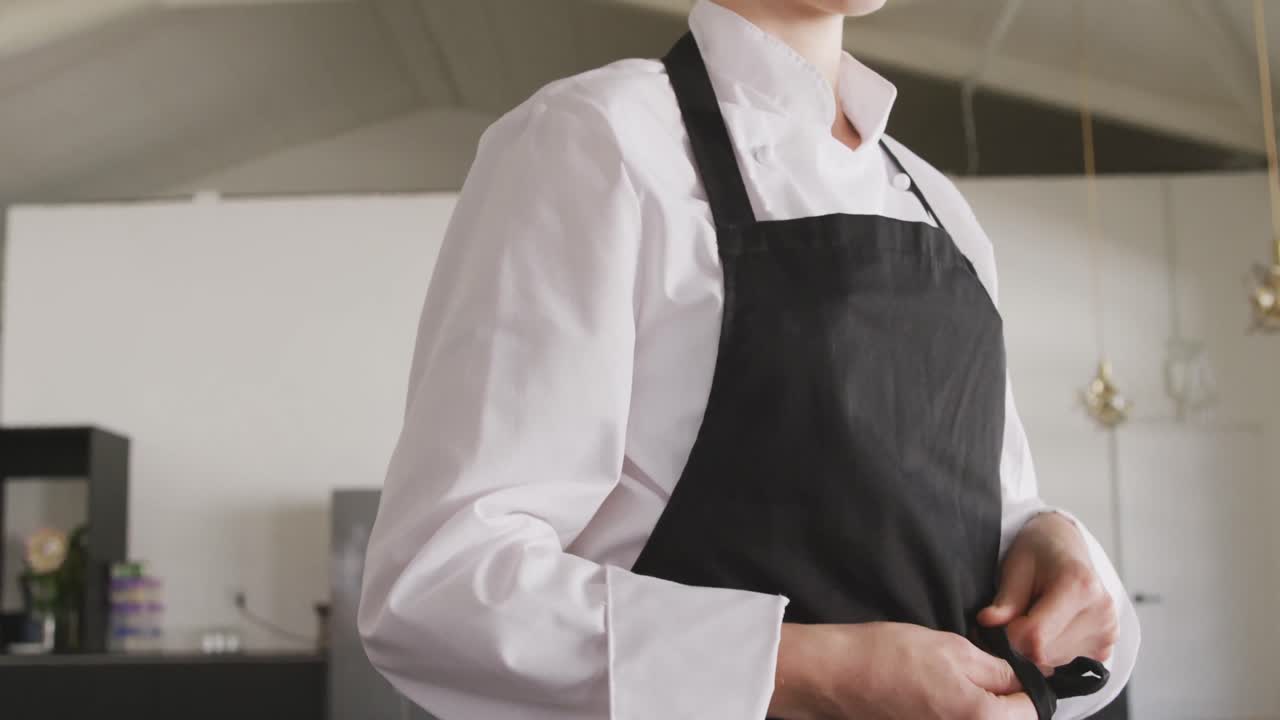 Chef che si mette il grembiule