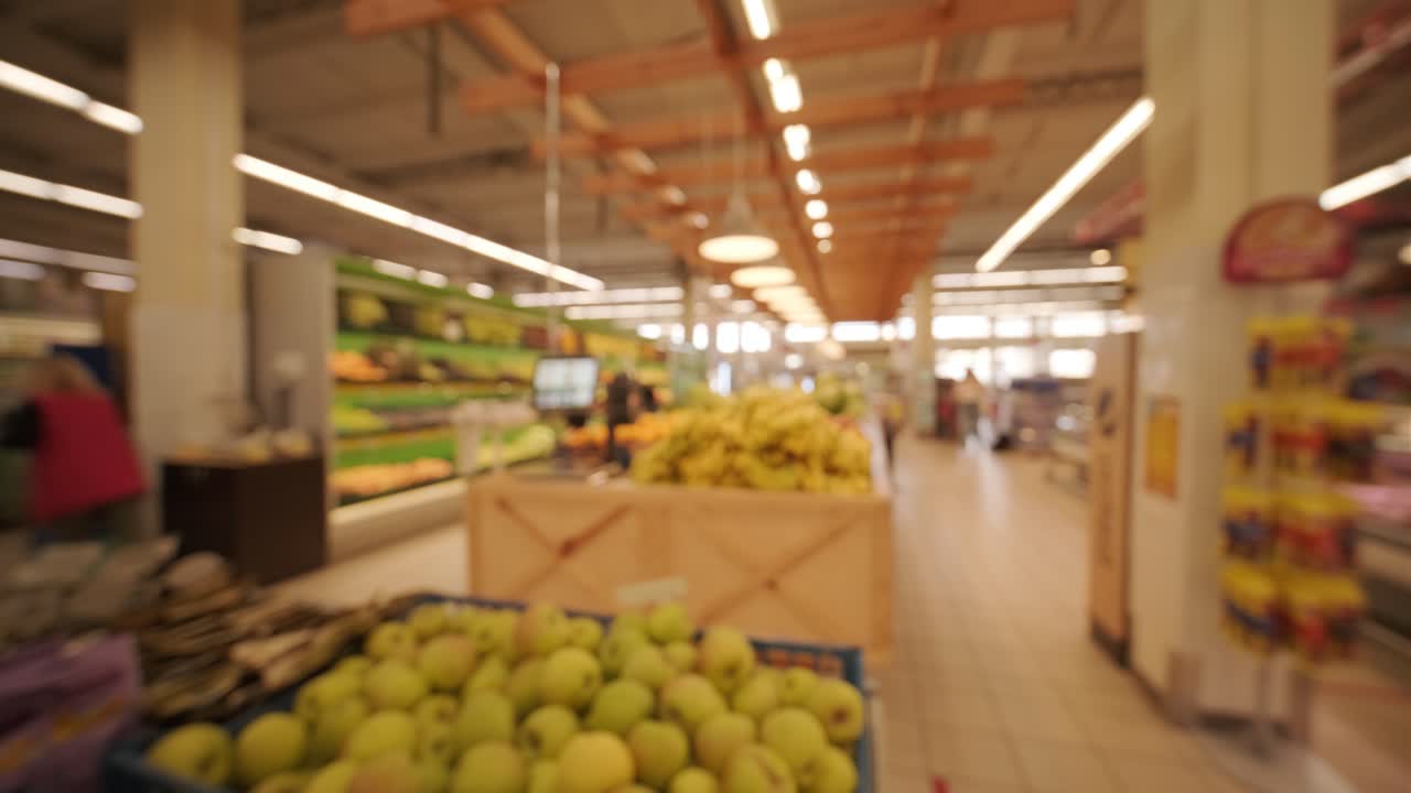 fondo borroso. verduras y carne ecológicas frescas el mercado de los agricultores