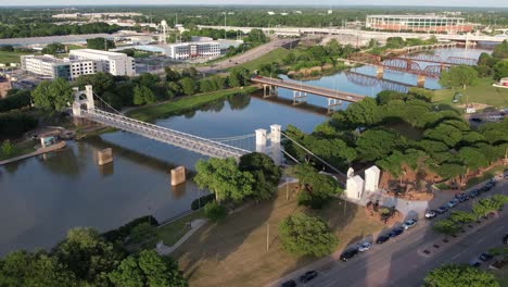 Drohnenaufnahme-Der-Hängebrücke-In-Der-Innenstadt-Von-Waco,-Texas,-4k