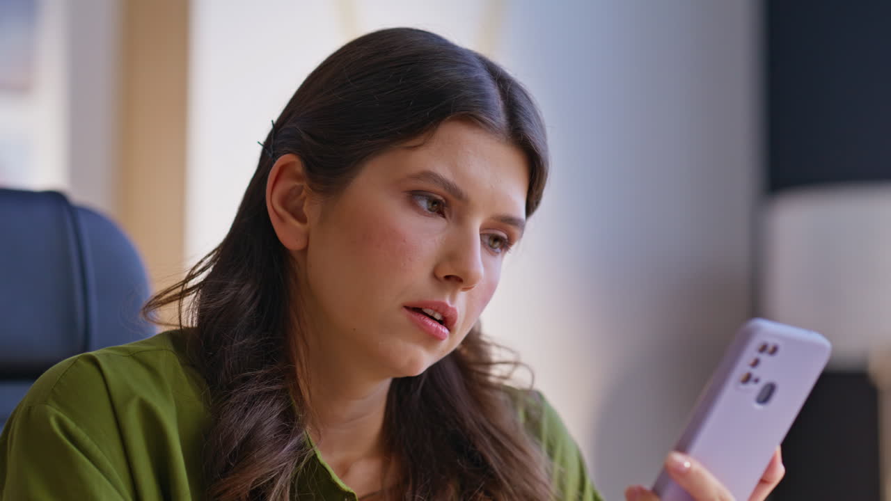 스마트 폰을 사용하는 여성