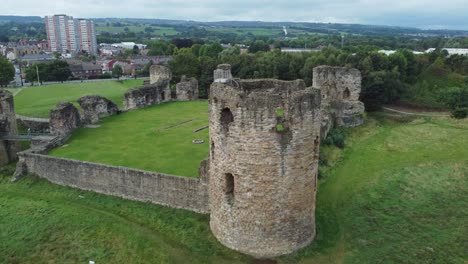 Castillo-De-Pedernal-Galés-Fortaleza-Militar-Costero-Medieval-Ruina-Vista-Aérea-Aumento-Inclinación-Hacia-Abajo