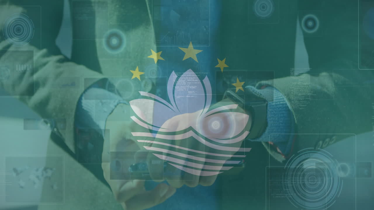 데이터 처리에 대한 마카오 국기의 애니메이션과 스마트 워치와 스마트폰을 사용하는 두 인종의 남자