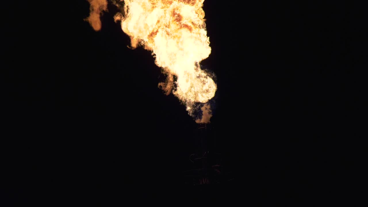 torre de refinería de petróleo en llamas