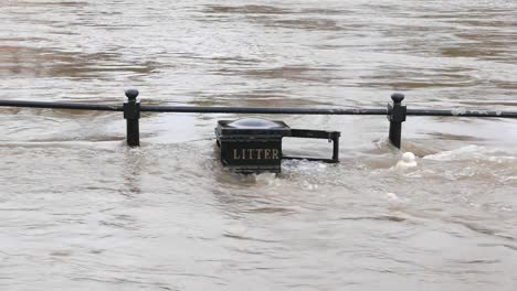 Der-Fluss-Severn-Trat-über-Die-Ufer-Und-Bedeckte-Geländer-Und-Einen-Mülleimer