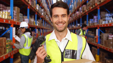 Warehouse-workers-working-together-