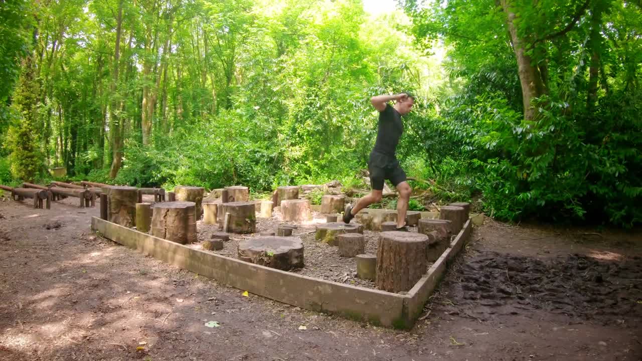 hombres en forma entrenando en un curso de obstáculos 4k