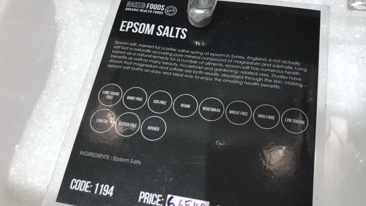 伊普索姆盐 (epsom salts) 在水桶中
