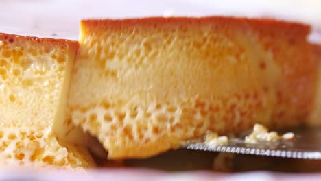 primer plano de una rebanada de postre de flan