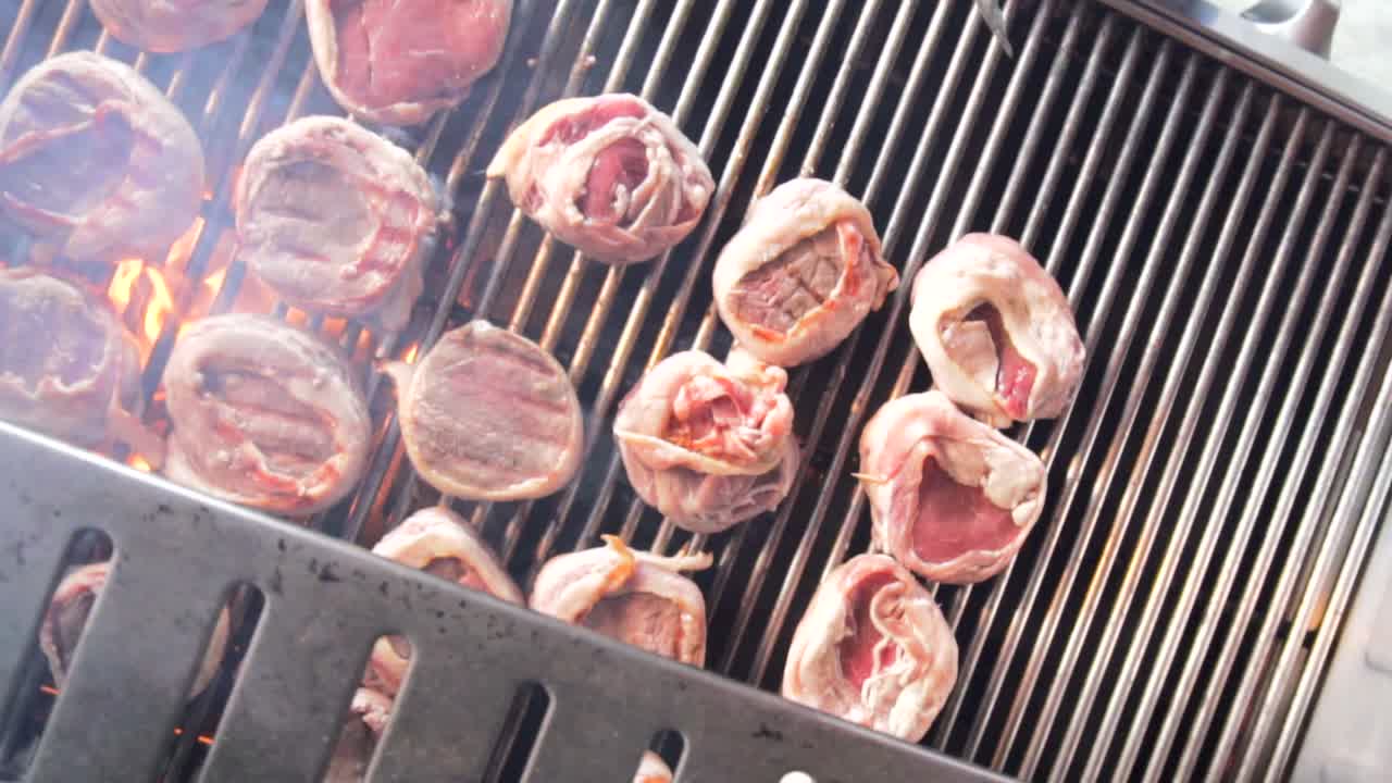 연기가 카메라 렌즈를 덮는 동안 구운 미뇽 스테이크