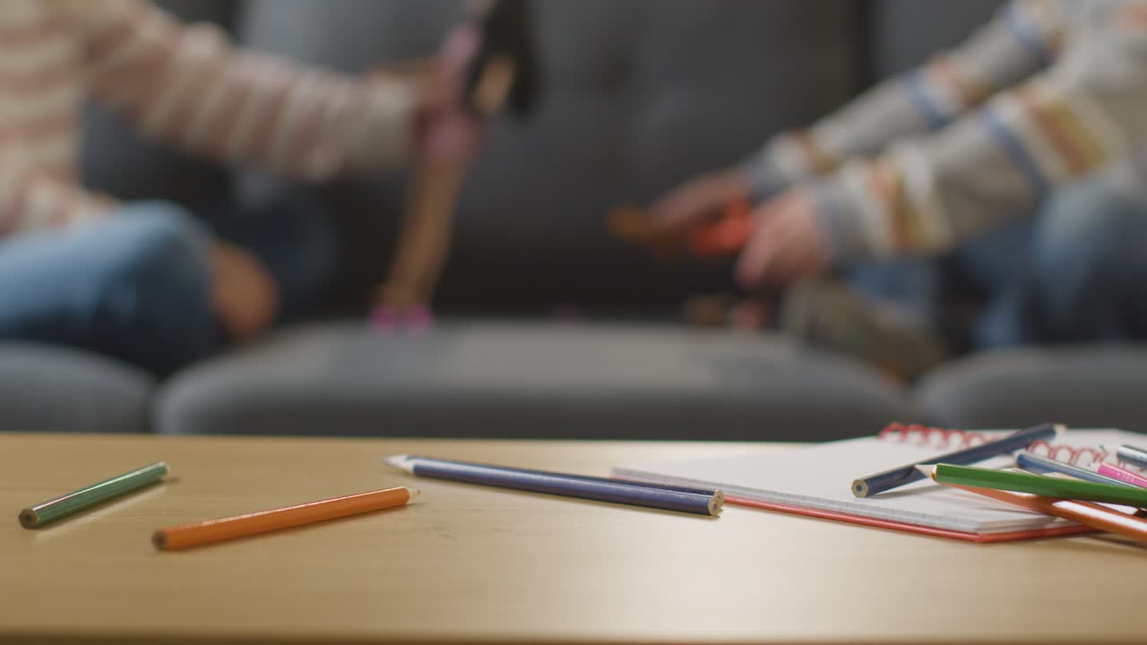 2人の子供が家で特定の性別の人形と恐 ⁇ の玩具で遊んでいる