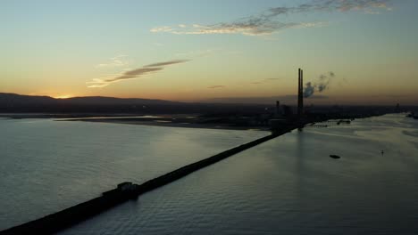 Vista-Panorámica-Del-Puerto-De-Dublín-Y-La-Playa-De-Poolbeg-Al-Atardecer