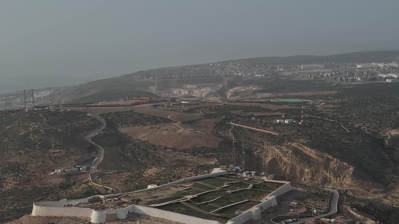 Vedute del paesaggio e della città in Marocco riprese dall'alto