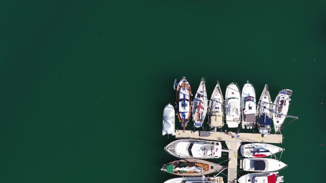 взгляд с воздуха на лодки в пристани