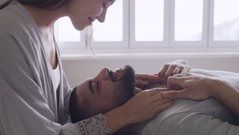 una joven pareja afectuosa besándose en casa